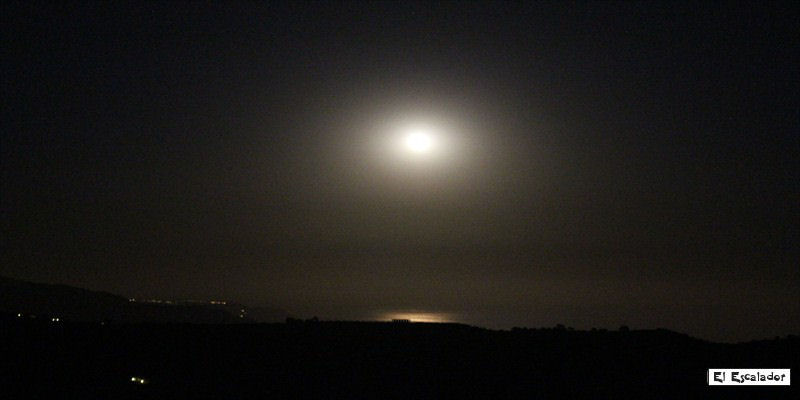 Vollmond über dem Meer (Terrassenausblick)